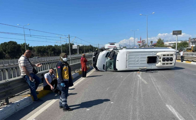 Antalya’da kamyonla çarpışan minibüs yan yattı: 8’i turist 9 yaralı