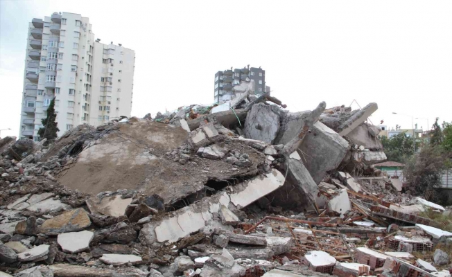 Antalya’da 14 katlı iki bina 40 metre uzaktaki iş makinası tarafından kağıt gibi yıkıldı