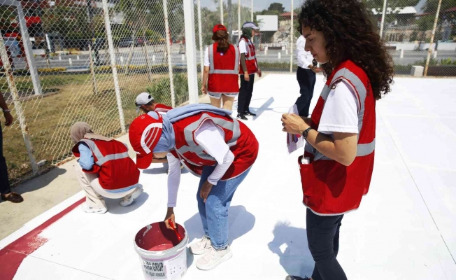 Gönüllü gençler basketbol sahalarını boyadı