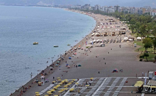 Antalya’da termometreler 36 dereceyi gösterdi, tatilciler sahillere akın etti