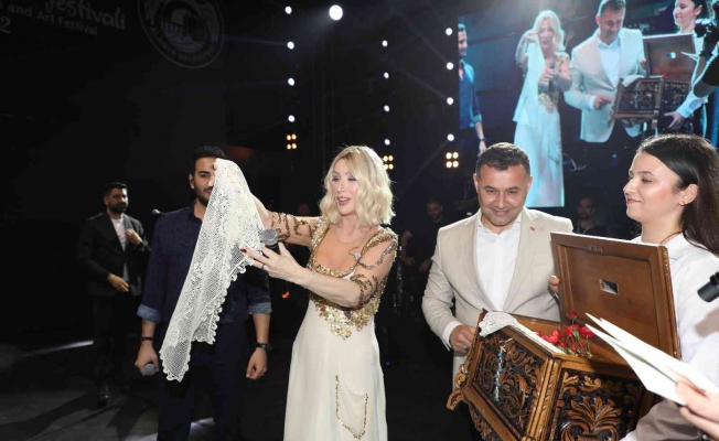 Nisan ayında evlenen Seda Sayan’a konser verdiği sahnede çeyiz sandığı hediye edildi