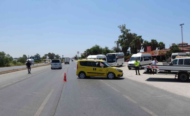 Antalya’da ticari taksiye çarpan kamyonun sürücüsü arkasına bakmadan kaçtı