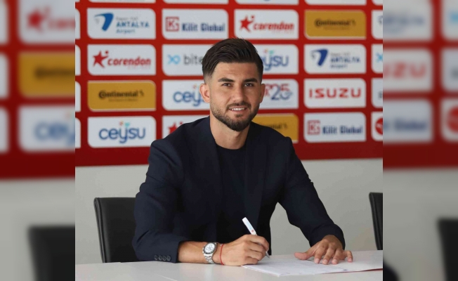 Antalyaspor’un yeni transferi Soner Aydoğdu resmi imzayı attı
