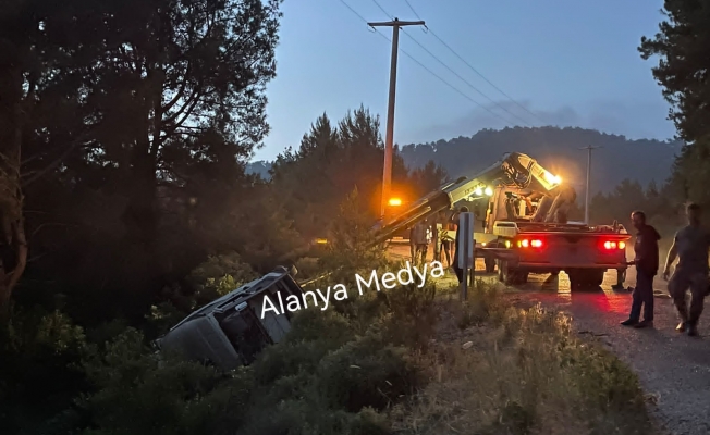 Alanya’da freni boşalan otomobil yuvarlandı