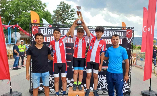 Antalyasporlu genç bisikletçiler Burdur’da ikinci oldu