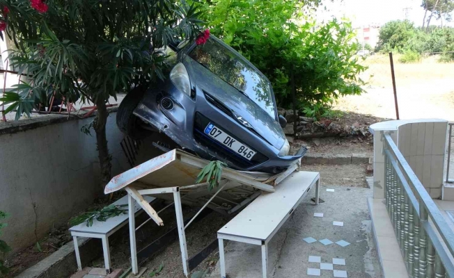 Antalya’da otomobil apartmanın bahçesindeki masanın üzerine uçtu: 1 yaralı