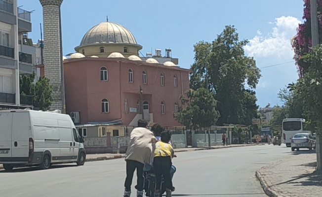 Antalya’da 2’si patenli, 5 çocuğun trafikteki tehlikeli yolculuğu