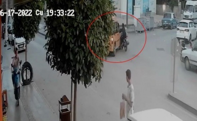 Antalya’da ters yönden yola çıkan ticari taksi motosiklet sürücüsünün ölümle burun buruna getiedi