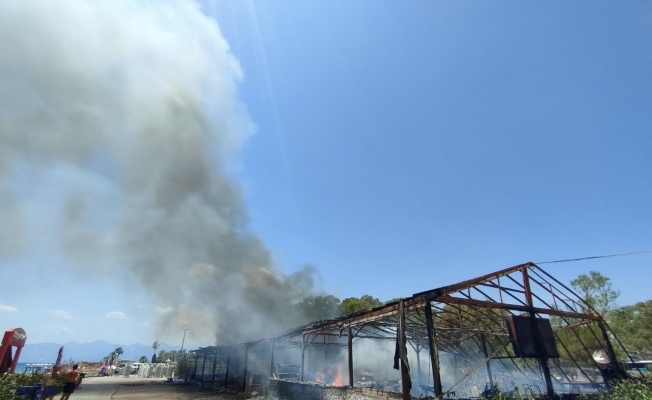 Antalya’da plaj işletmesinde korkutan yangın