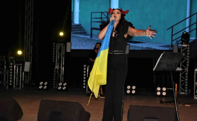 Antalya’da Ukraynalı çocuklar için sahneye çıkan şarkıcı Jamala’dan Bayraktar teşekkürü