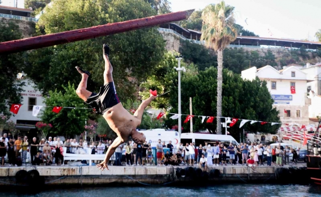 Antalya’da iptal edilen yağlı direk bayrak yarışması renkli görüntülere sahne oldu