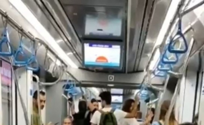 Antalya’da acemi Örümcek Adam’ın tramvaydaki gösterisi yolcuları gülme krizine soktu