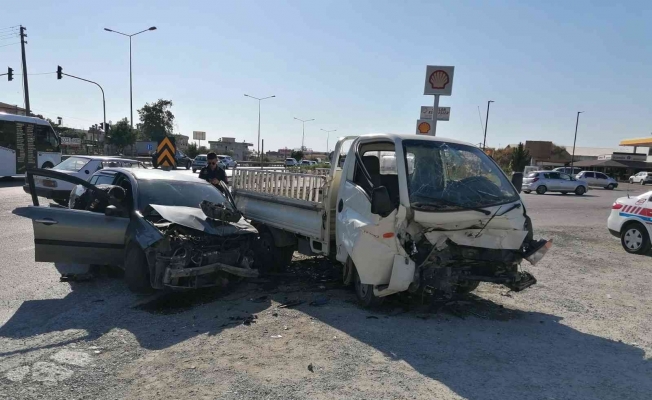 Antalya’da kamyonetle otomobil çarpıştı: 3 yaralı