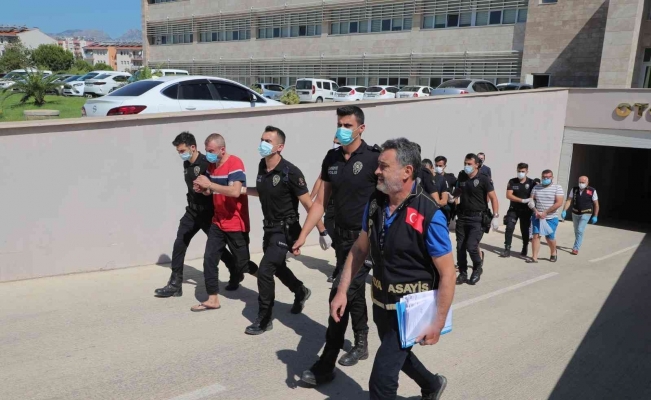 Antalya’da çeşitli suçlardan aranan 50 kişi yakalandı