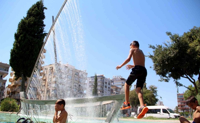Antalya’da termometreler 41’i gösterdi, çocuklar süs havuzunda serinledi