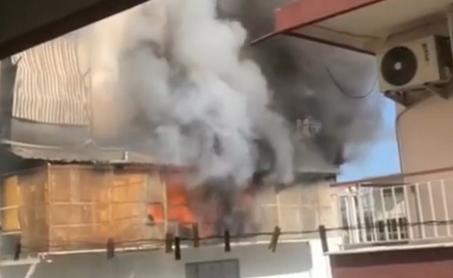 Alev alan jenaratörün dumanı binayı sardı, vatandaşlar panikle binadan böyle kaçtı