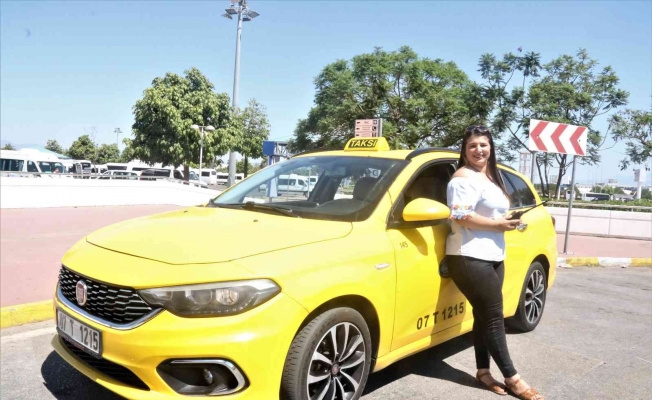 Antalya’nın yüksek lisanslı taksicisi Kübra kıskandırıyor