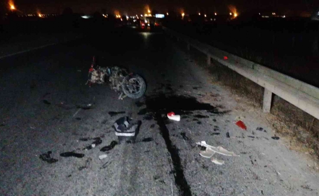 Motosikletler çarpıştı, yoldan geçen motosiklet ehliyetli otomobil sürücüsü  yere savrulan yaralılara çarptı: 1 ölü
