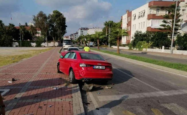 Manavgat’ta iki otomobil çarpıştı: 2 yaralı