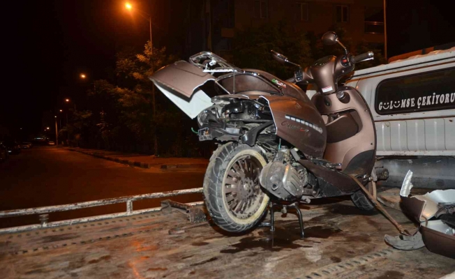 Kontrolden çıkan otomobil motosiklete çarptı: 1’i ağır 2 yaralı