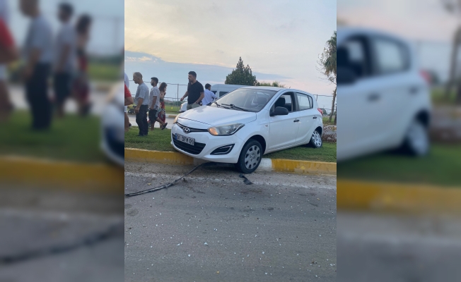 Çim kesen belediye çalışanlarına otomobil çarptı:2 yaralı