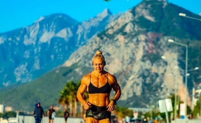Rus asıllı milli fitness sporcusu kadının başarı hikayesi görenleri hayran bıraktı