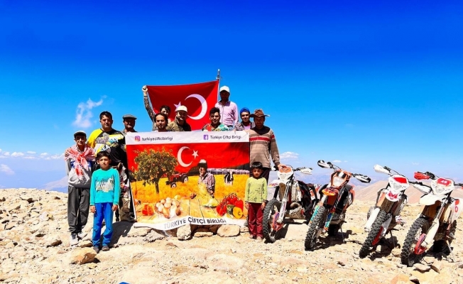 30 Ağustos’u 3 bin 24 rakımlı tepedeki Türk bayrağını yenileyerek kutladılar