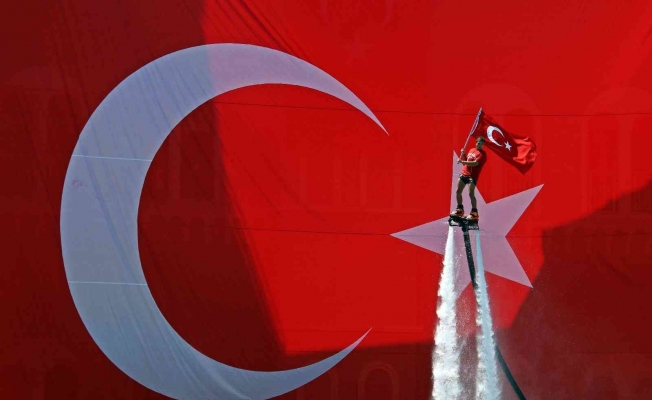 Antalya’da turistleri hayran bırakan ’Türk bayraklı’ 30 Ağustos gösterisi