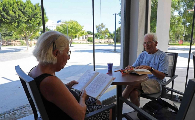 Emekliler “Düden Parkı Emekliler Kahvesi”nde adeta ikinci baharlarını yaşıyorlar