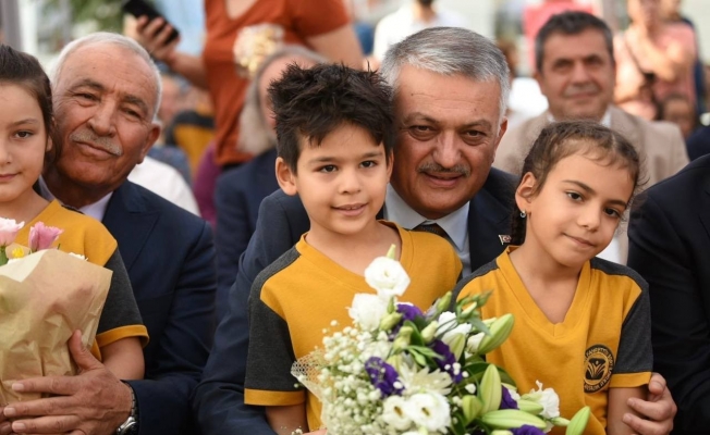 Antalya’da 485 bin öğrenci, 35 bin öğretmen için ders zili çaldı