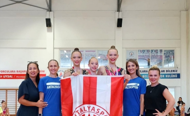 Antalyasporlu cimnastikçiler madalyaları topladı