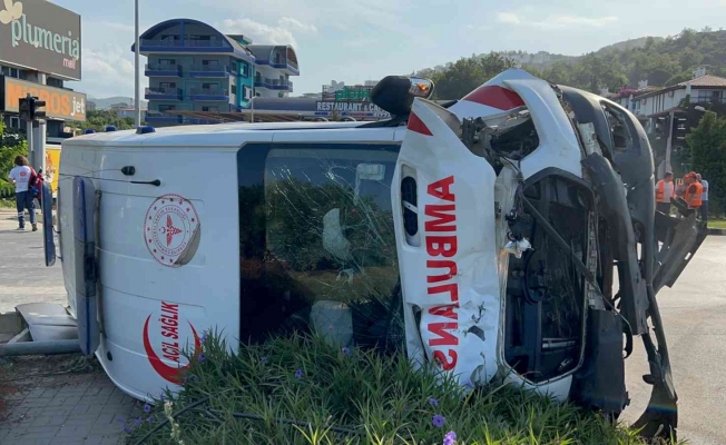 Hasta sevk eden ambulans kamyonetle çarpışıp devrildi: 8 yaralı