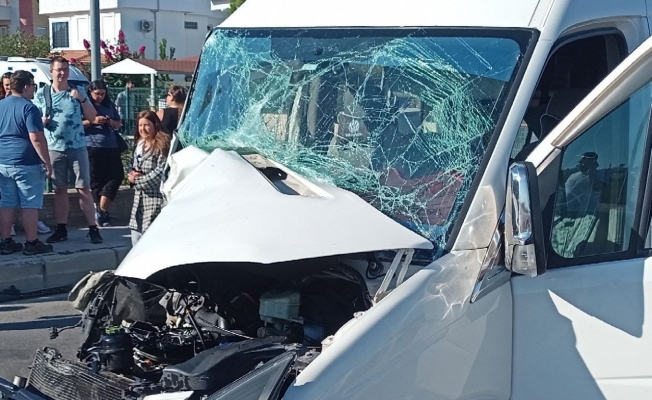 Tur minibüsü ile kamyonetin karıştığı kazada 2 kişi yaralandı