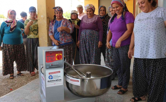 Büyükşehir’den Serik’e hamur yoğurma makinesi desteği