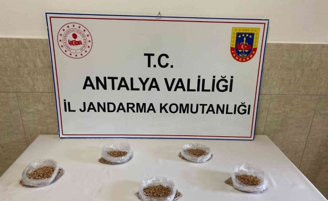 Antalya’da 5 bin 700 adet uyuşturucu hap ele geçirildi
