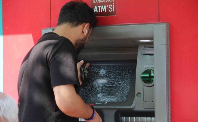 Para çekmeye gelenler ATM’lerin parçalanmış camlarıyla karşılaştı