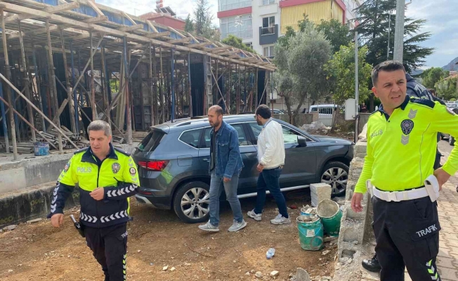 Antalya’da turistin kiraladığı lüks aracı çaldı, Burdur’da duvara çarpınca yakalandı