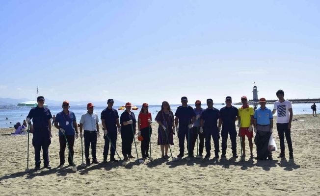 Alanya’da Galip Dere Halk Plajı çöplerden arındırıldı