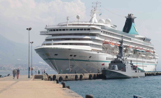 835 yolculu kruvaziyer Alanya limanına yanaştı