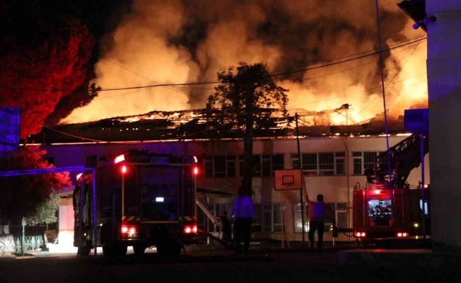 Alanya’da tadilatta olan lisenin çatısı alev alev yandı