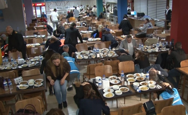 Antalya’da kız öğrenciler deprem tatbikatına yemek yerken yakalandı