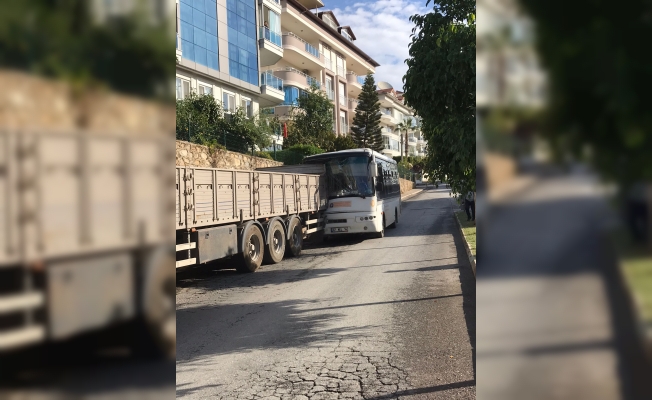 Alanya’da freni boşalan otobüs TIR’a çarptı