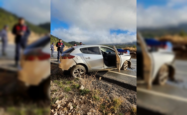 Akseki'de otomobil kayalıklara çarptı: 1 yaralı