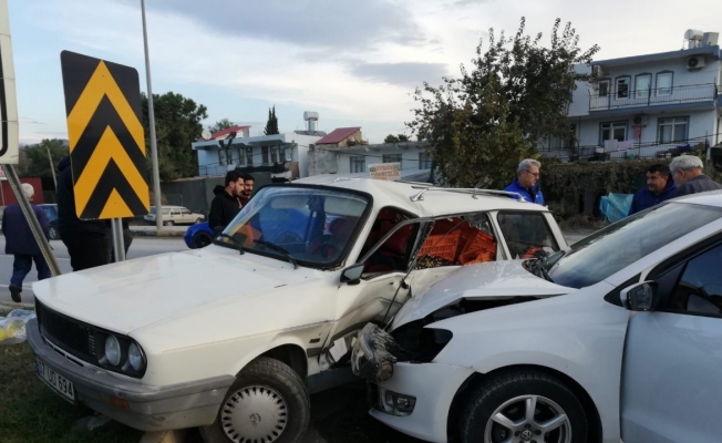 Gazipaşa’da iki otomobil çarpıştı: Zeytinler yola savruldu