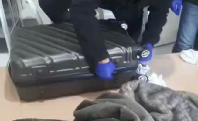 Alanya'da baskın yapılan evde valiz dolusu uyuşturucu ele geçirildi