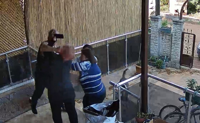 Antalya’da ev sahibi ile kiracının kavgası güvenlik kamerasına yansıdı