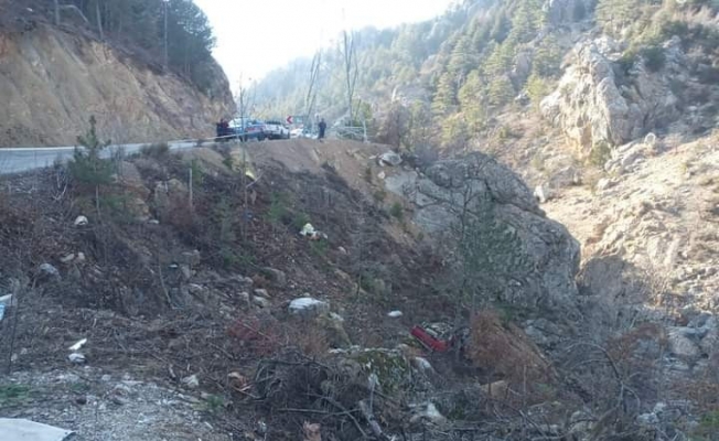 Alanya'da kamyonet uçuruma yuvarlandı: 1 ölü, 1 yaralı