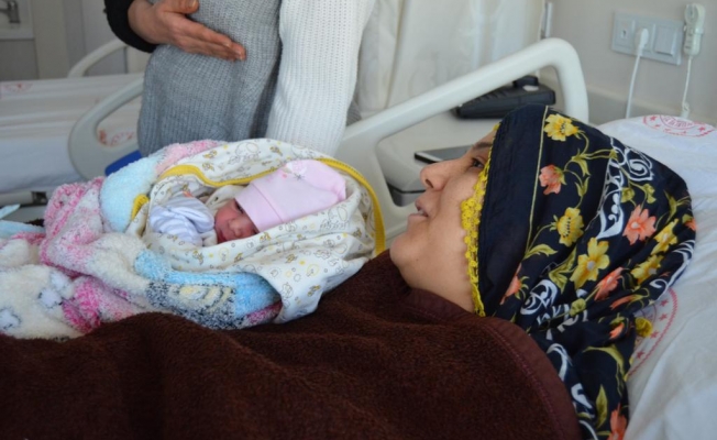 Depremzede anne, Alanya'da yeni doğan kızının adını Masal koydu