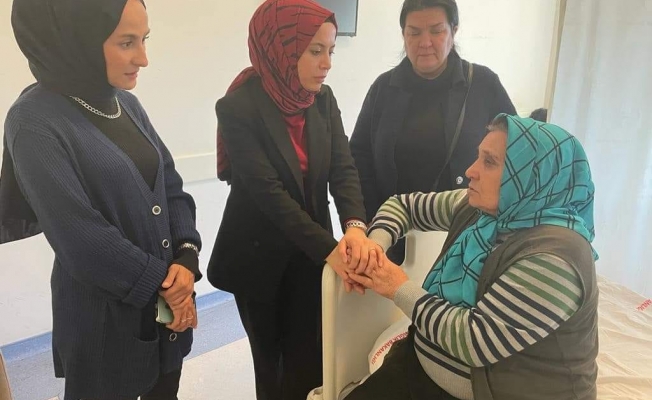 AK Parti Alanya Kadın Kolları Alanya’da depremzedeleri ziyaret etti