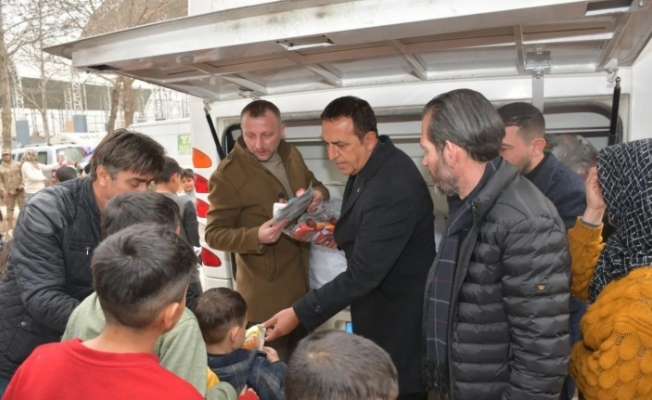 Mustafa Sünbül ve partililer çocukların yüzünü güldürdü